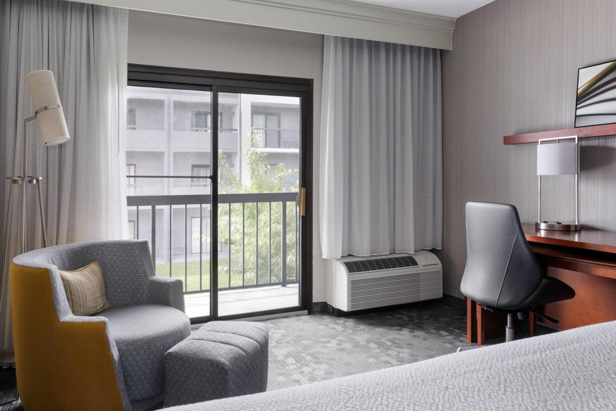 Courtyard Philadelphia Willow Grove Bagian luar foto