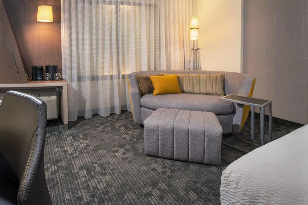 Courtyard Philadelphia Willow Grove Bagian luar foto