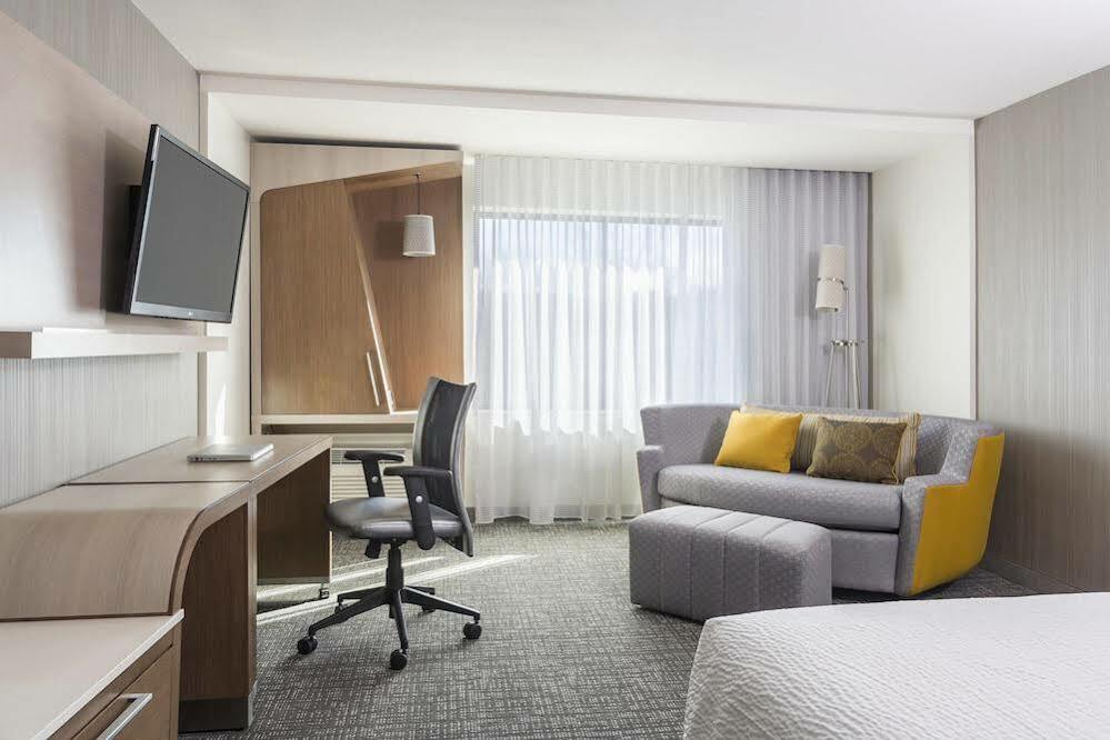 Courtyard Philadelphia Willow Grove Bagian luar foto